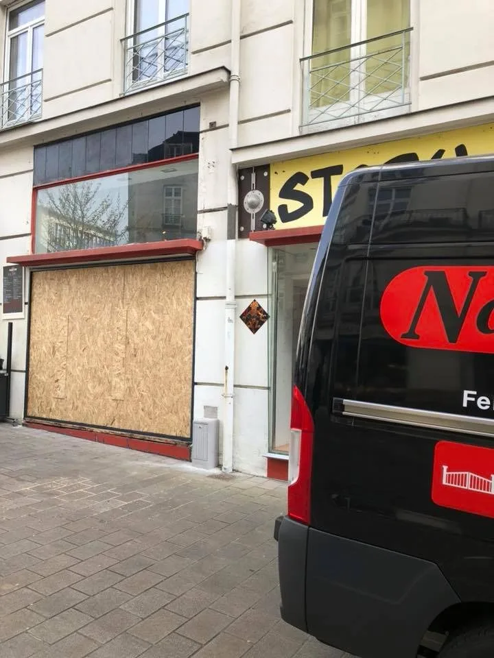 Dépannage urgence vitrine commerce condamnée en panneau OSB