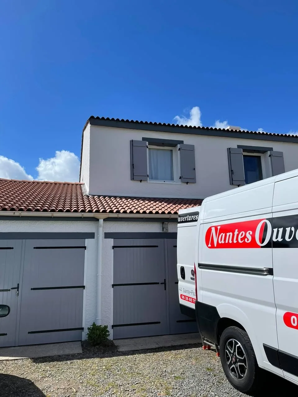 Maison avec volets battants gris et camion Nantes Ouvertures